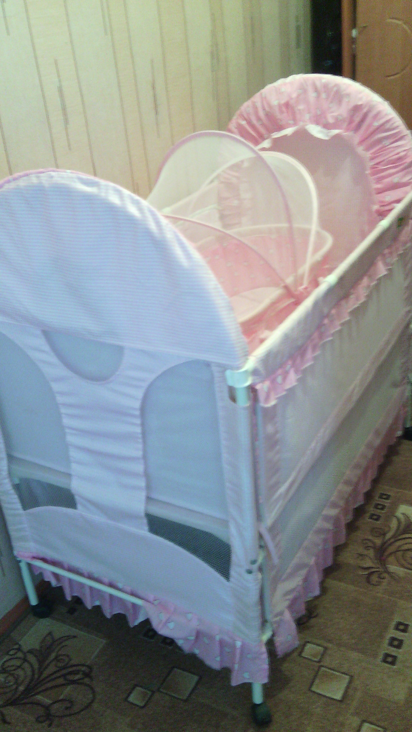 Кровать детская.В хорошем состоянии.В комплекте переносная люлька. Цена2700 р.