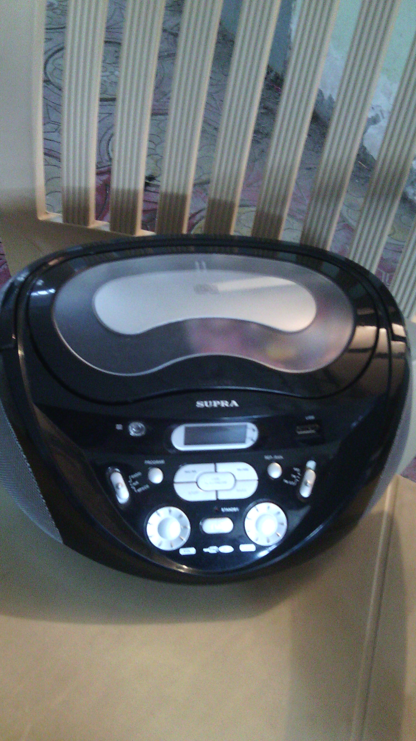 Магнитофон Супра В идеальном состоянии.USB,радио.Питание от сети или батерейки.   Цена 1700 р.